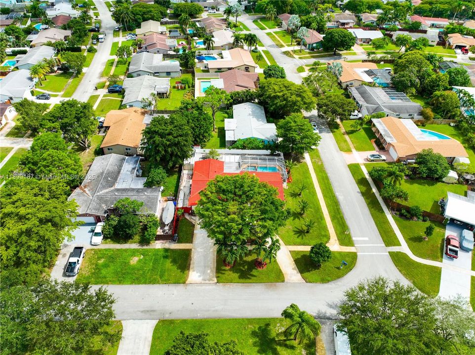 Под контрактом: $585,000 (4 спален, 2 ванн, 1603 Квадратных фут)