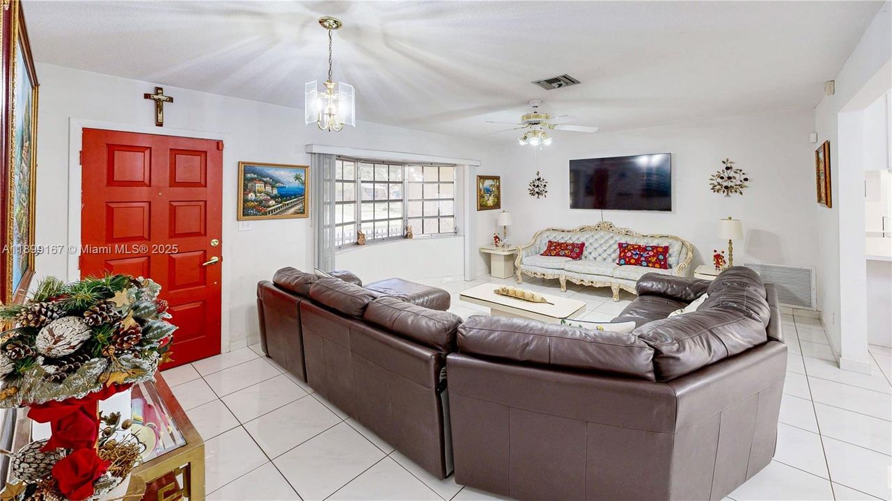 Под контрактом: $585,000 (4 спален, 2 ванн, 1603 Квадратных фут)