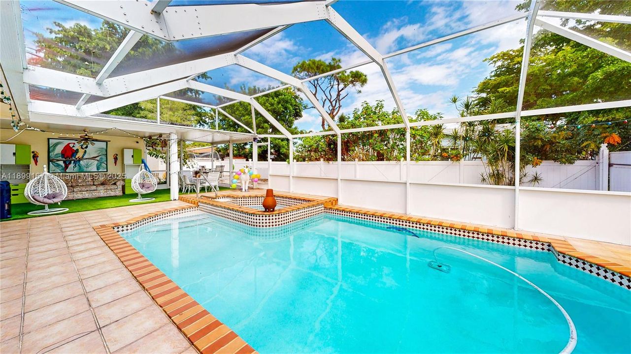 Под контрактом: $585,000 (4 спален, 2 ванн, 1603 Квадратных фут)