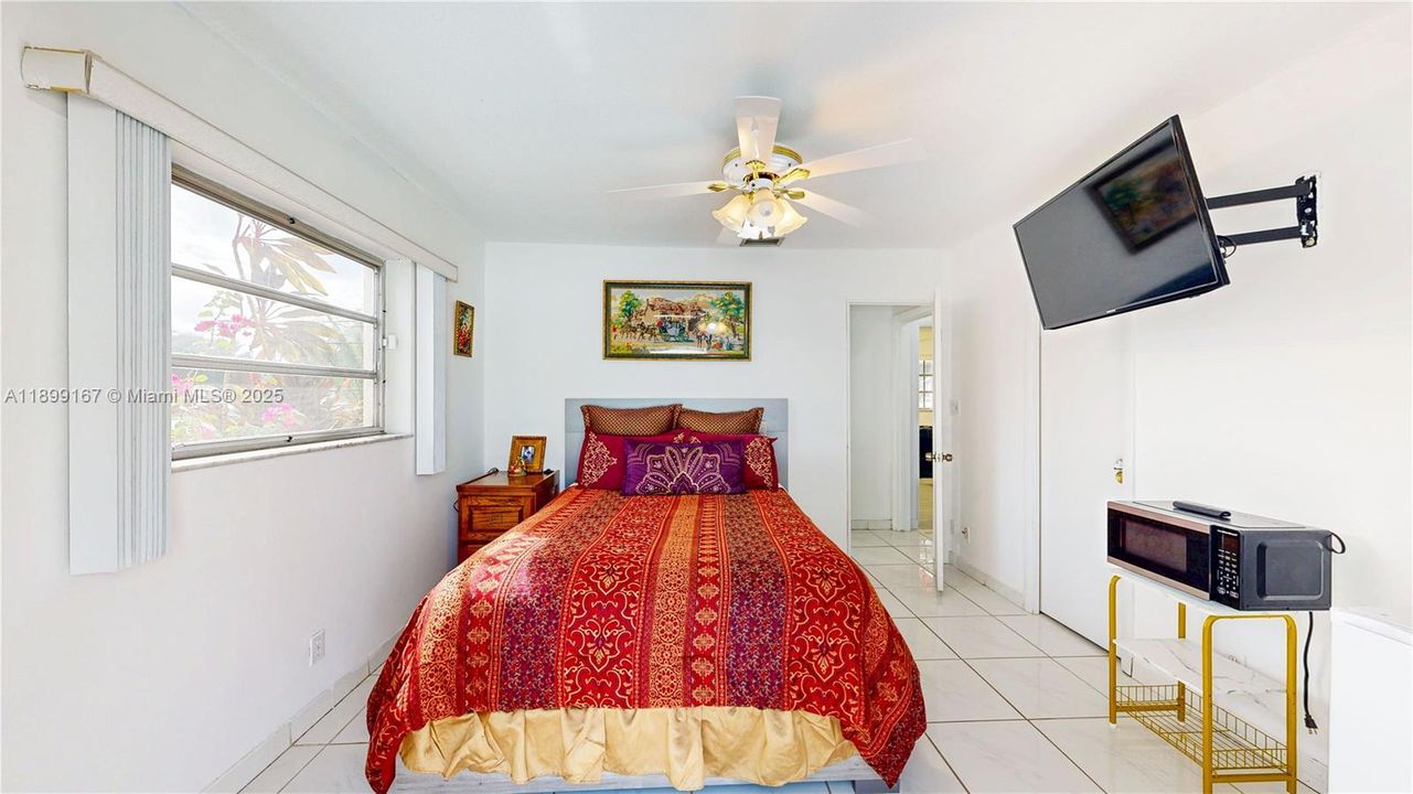 Под контрактом: $585,000 (4 спален, 2 ванн, 1603 Квадратных фут)