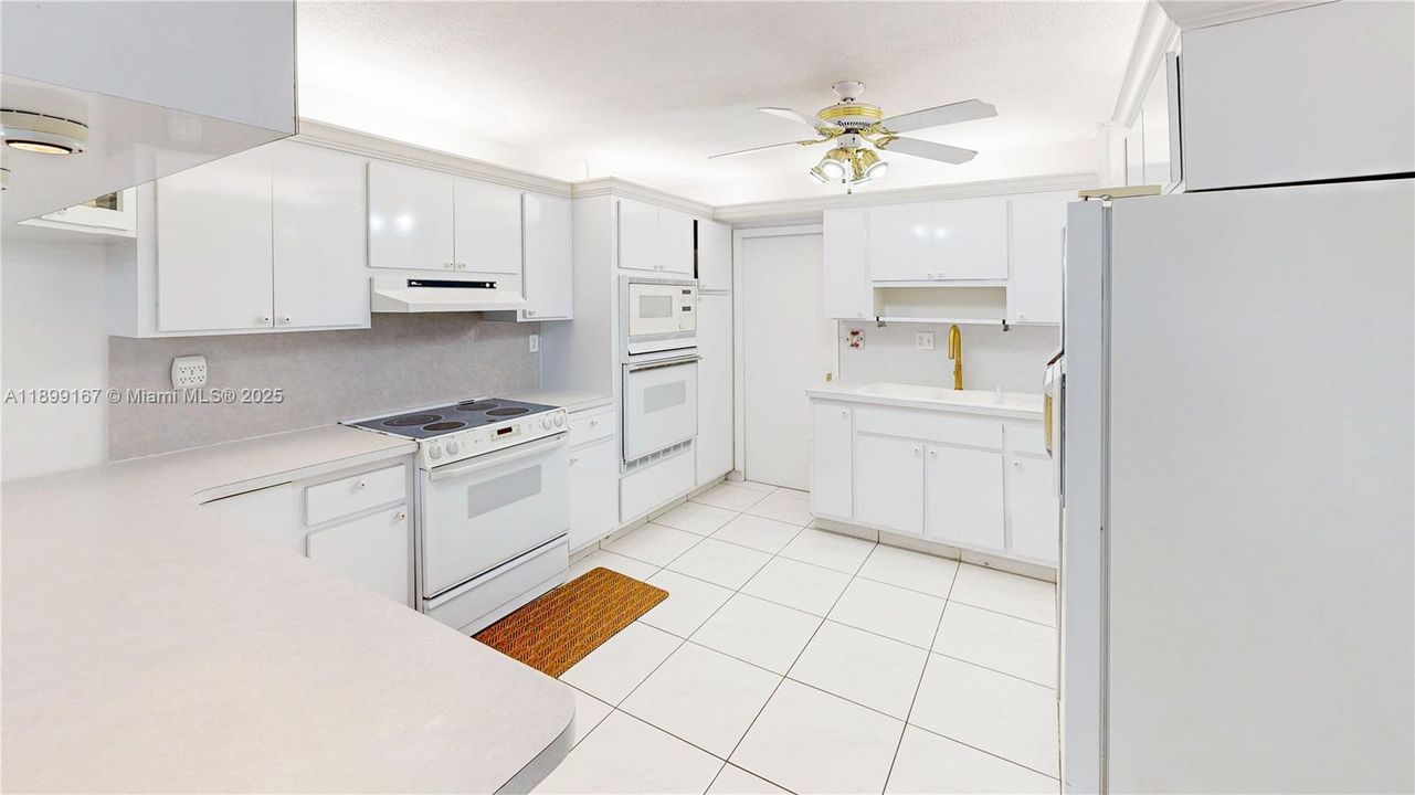 Под контрактом: $585,000 (4 спален, 2 ванн, 1603 Квадратных фут)