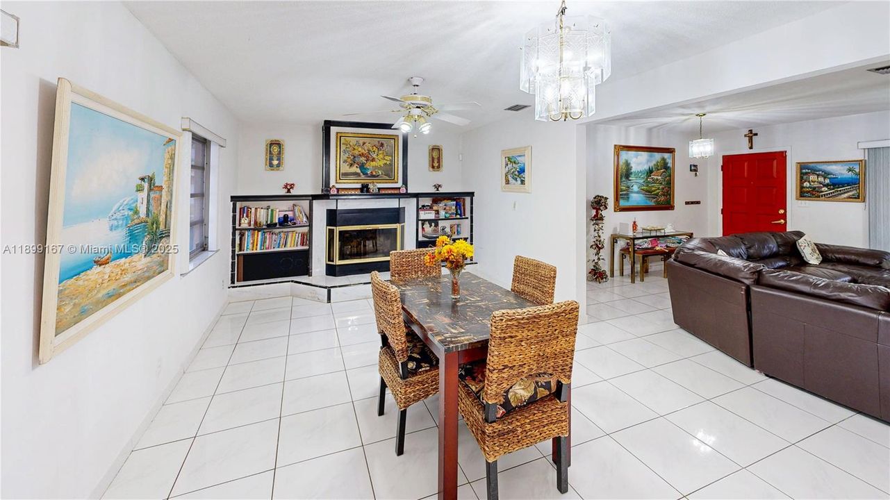 Под контрактом: $585,000 (4 спален, 2 ванн, 1603 Квадратных фут)