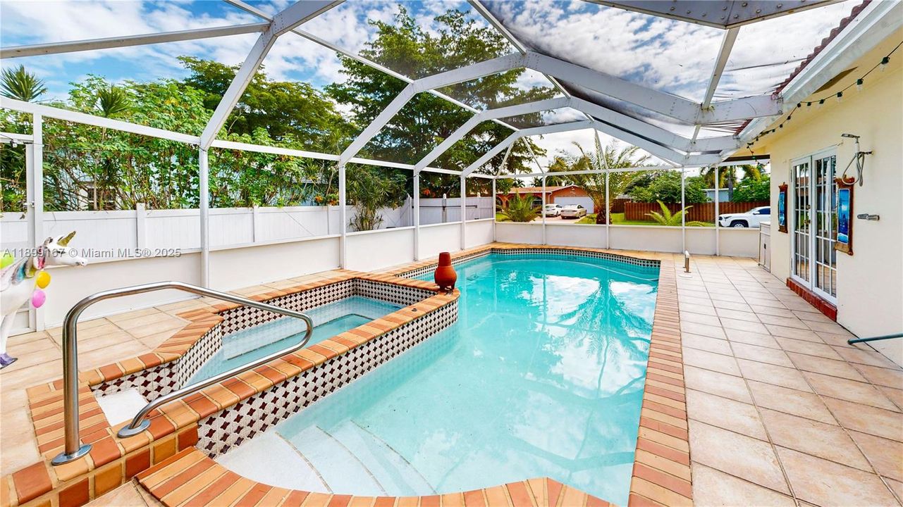 Под контрактом: $585,000 (4 спален, 2 ванн, 1603 Квадратных фут)