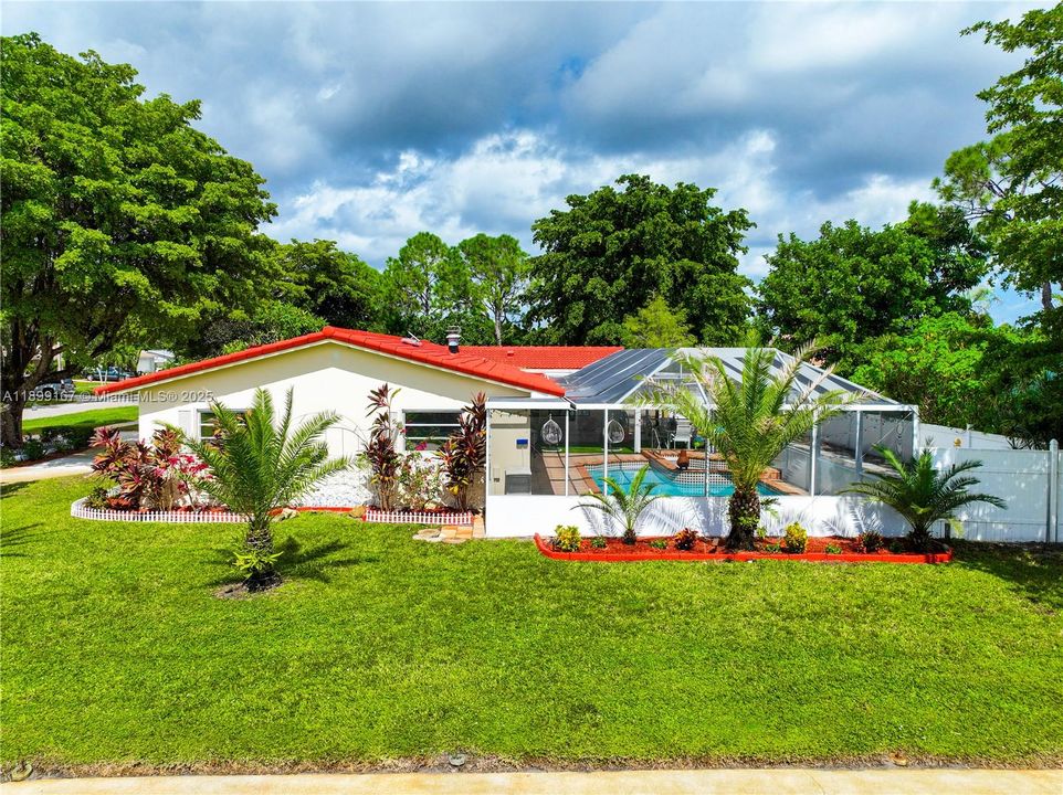 Под контрактом: $585,000 (4 спален, 2 ванн, 1603 Квадратных фут)