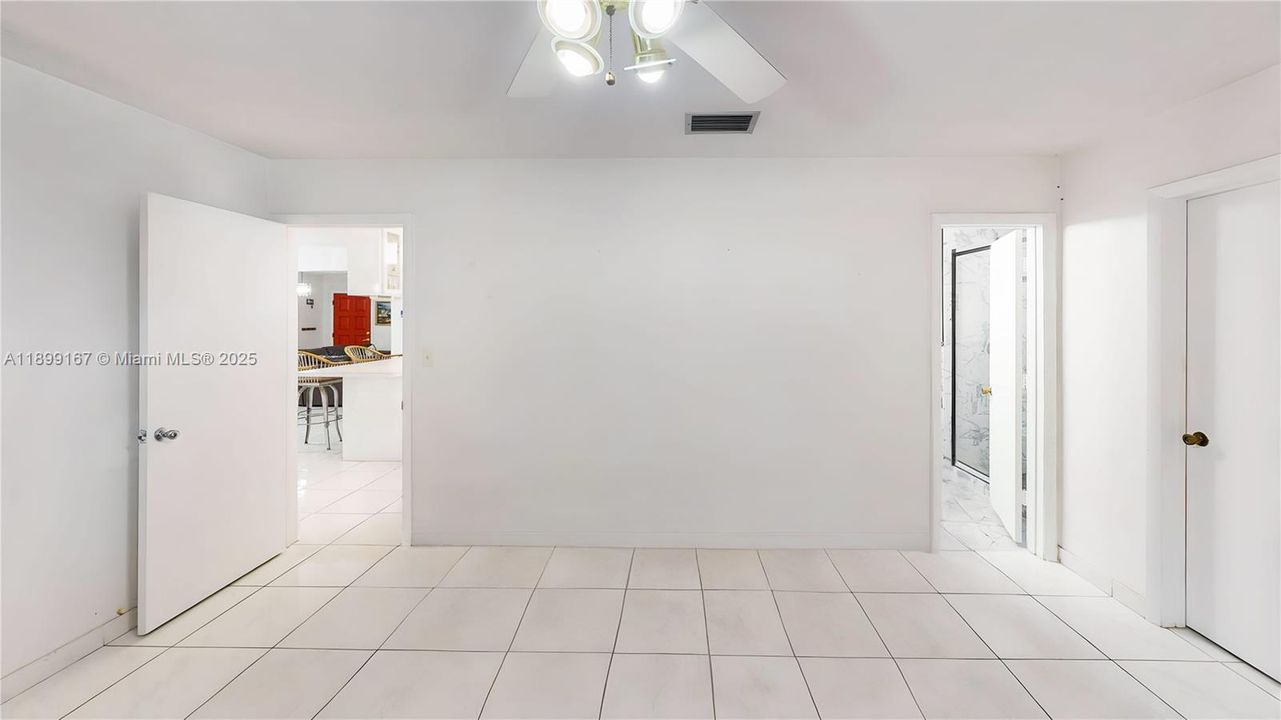 Под контрактом: $585,000 (4 спален, 2 ванн, 1603 Квадратных фут)