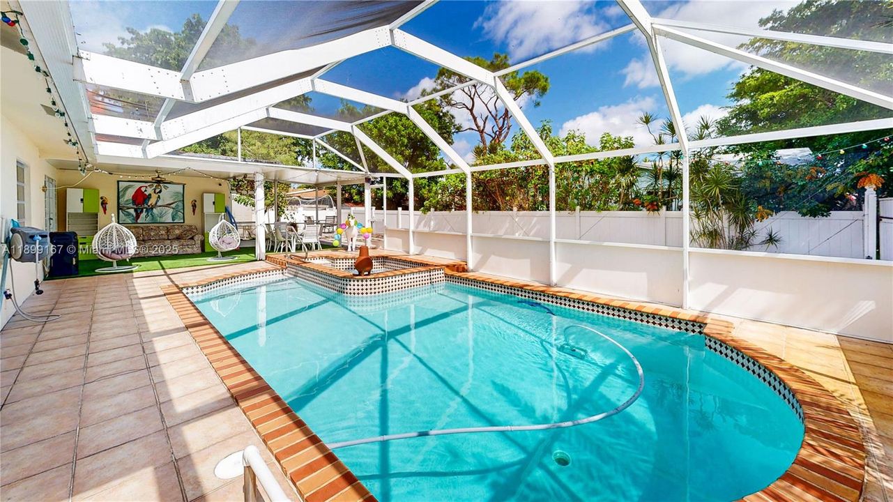 Под контрактом: $585,000 (4 спален, 2 ванн, 1603 Квадратных фут)