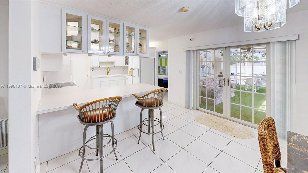 Под контрактом: $585,000 (4 спален, 2 ванн, 1603 Квадратных фут)