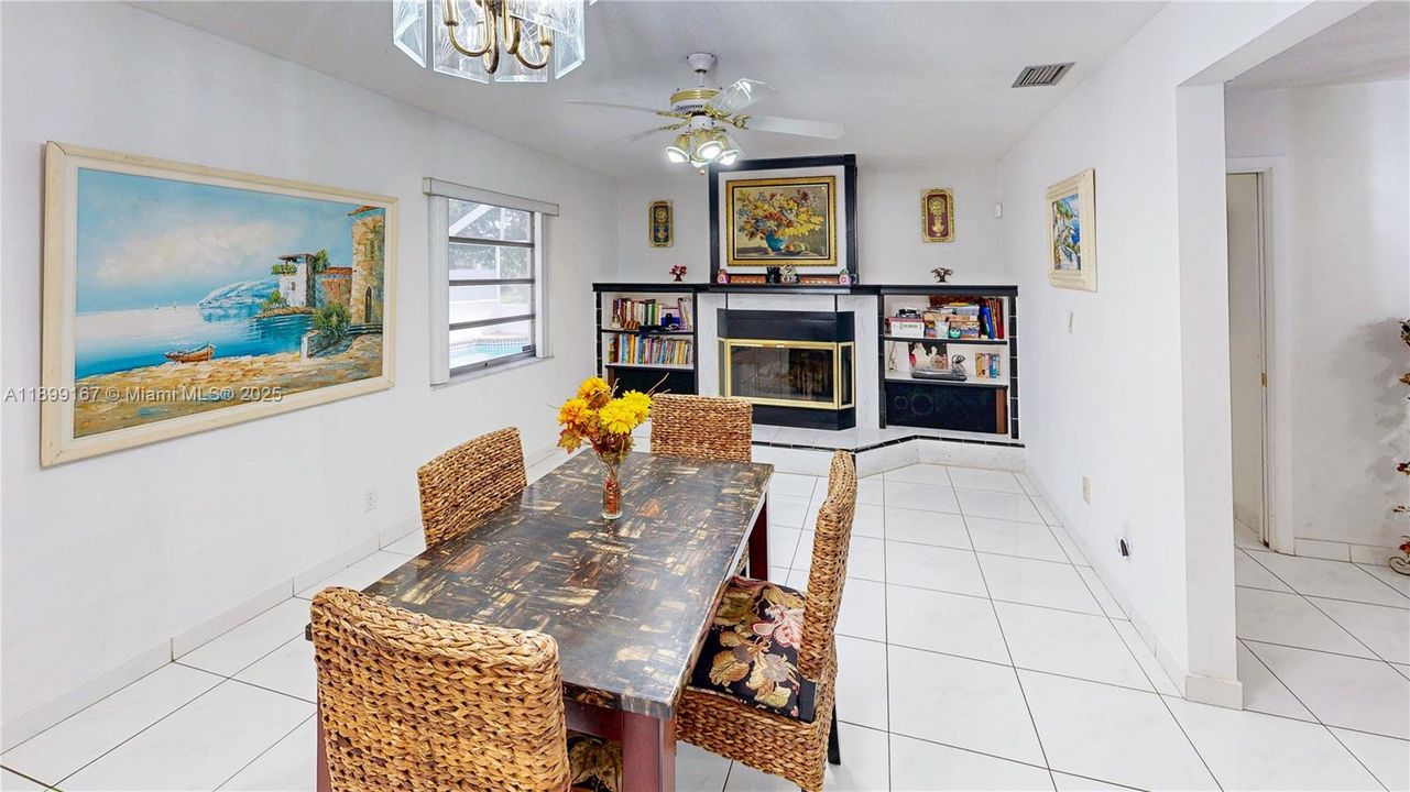 Под контрактом: $585,000 (4 спален, 2 ванн, 1603 Квадратных фут)