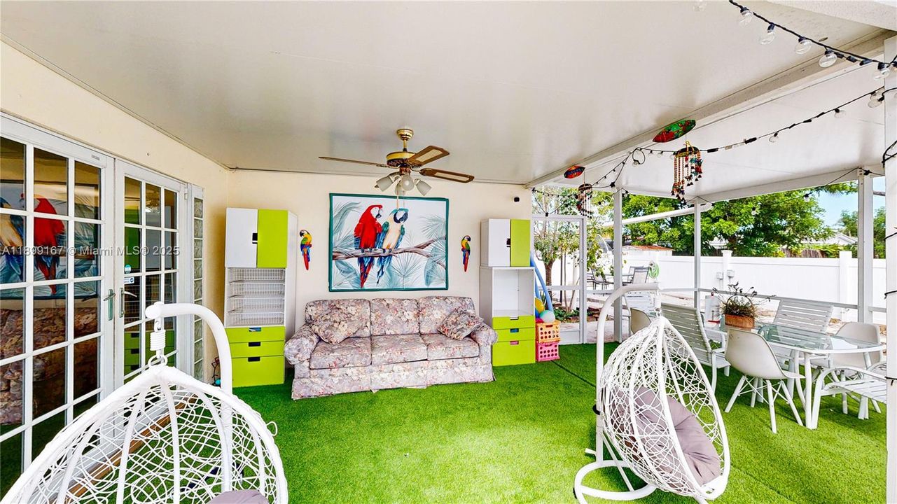 Под контрактом: $585,000 (4 спален, 2 ванн, 1603 Квадратных фут)