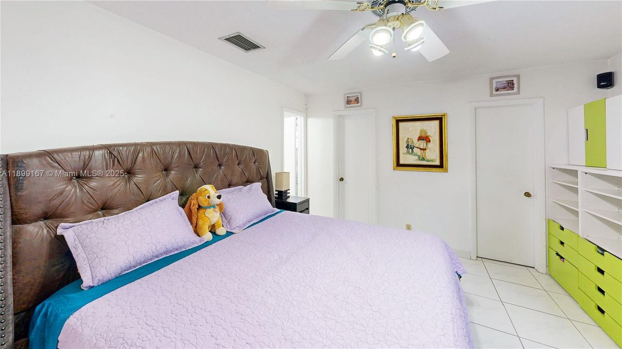 Под контрактом: $585,000 (4 спален, 2 ванн, 1603 Квадратных фут)