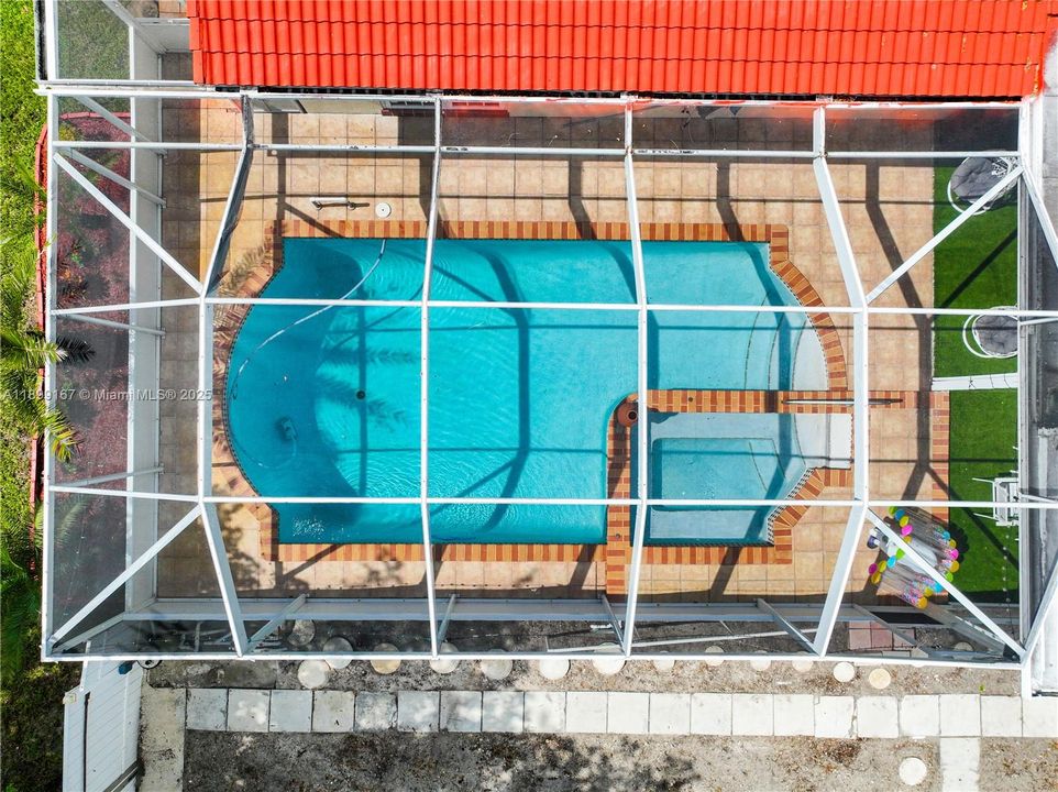 Под контрактом: $585,000 (4 спален, 2 ванн, 1603 Квадратных фут)