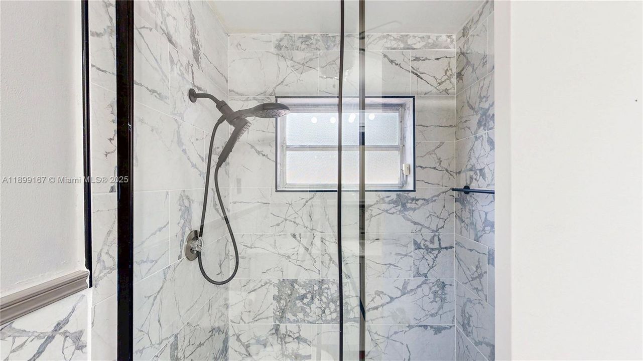 Под контрактом: $585,000 (4 спален, 2 ванн, 1603 Квадратных фут)