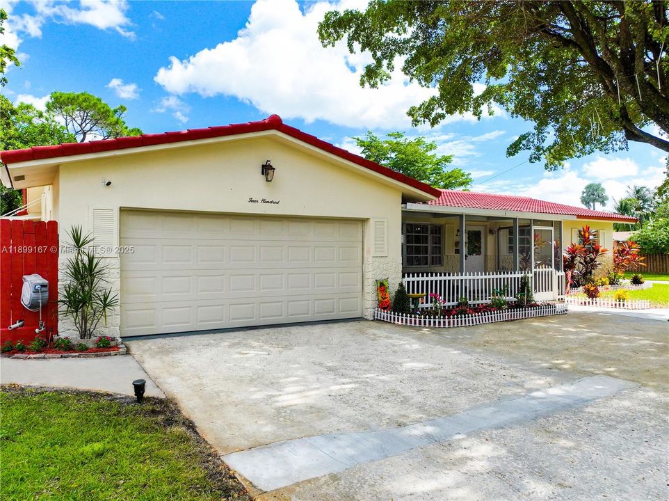 Под контрактом: $585,000 (4 спален, 2 ванн, 1603 Квадратных фут)