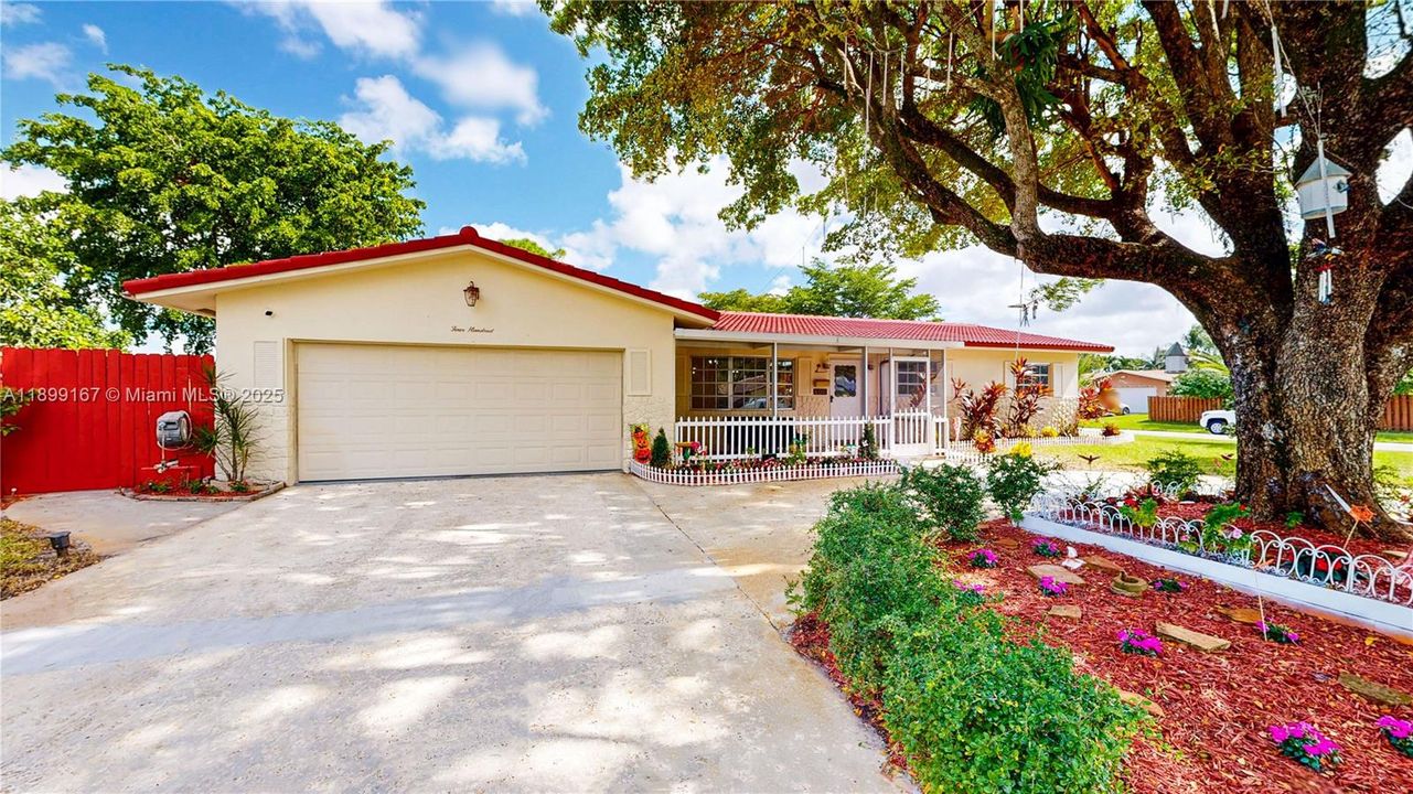 Под контрактом: $585,000 (4 спален, 2 ванн, 1603 Квадратных фут)