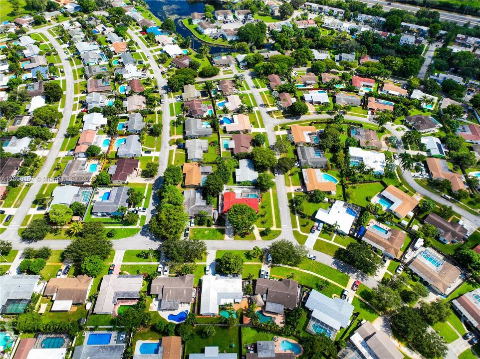 Под контрактом: $585,000 (4 спален, 2 ванн, 1603 Квадратных фут)