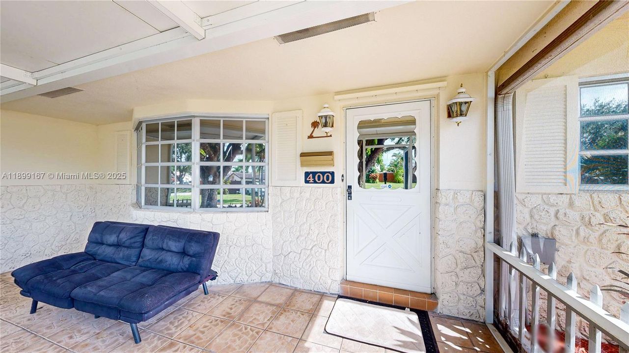 Под контрактом: $585,000 (4 спален, 2 ванн, 1603 Квадратных фут)