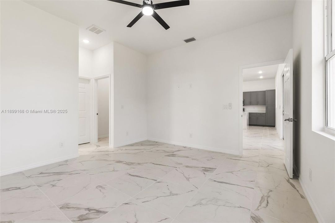 En Venta: $329,900 (4 camas, 2 baños, 1639 Pies cuadrados)