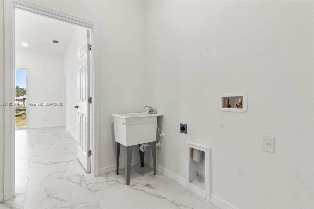 En Venta: $329,900 (4 camas, 2 baños, 1639 Pies cuadrados)