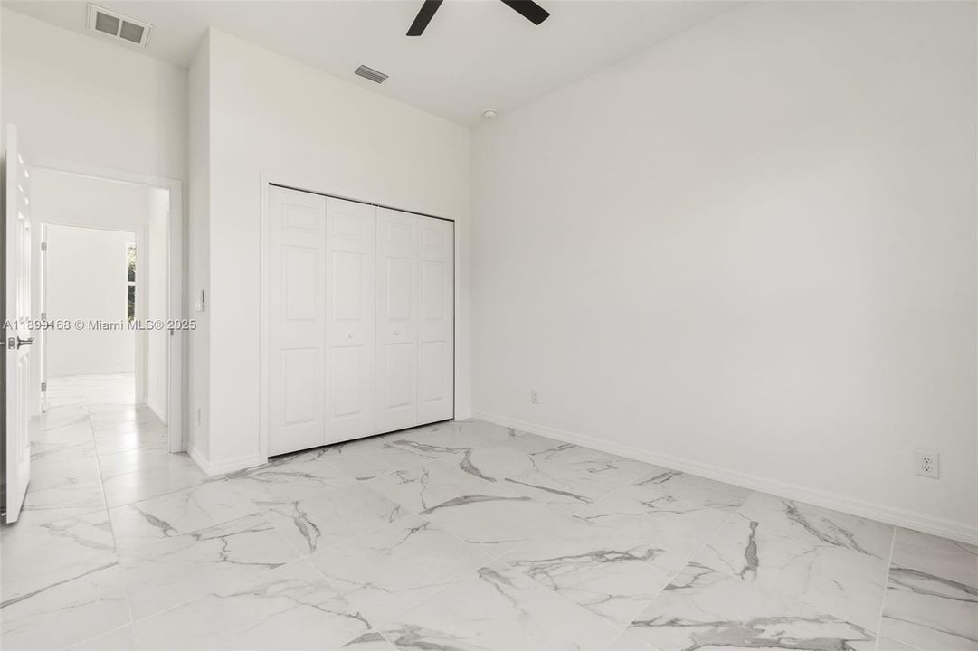 En Venta: $329,900 (4 camas, 2 baños, 1639 Pies cuadrados)