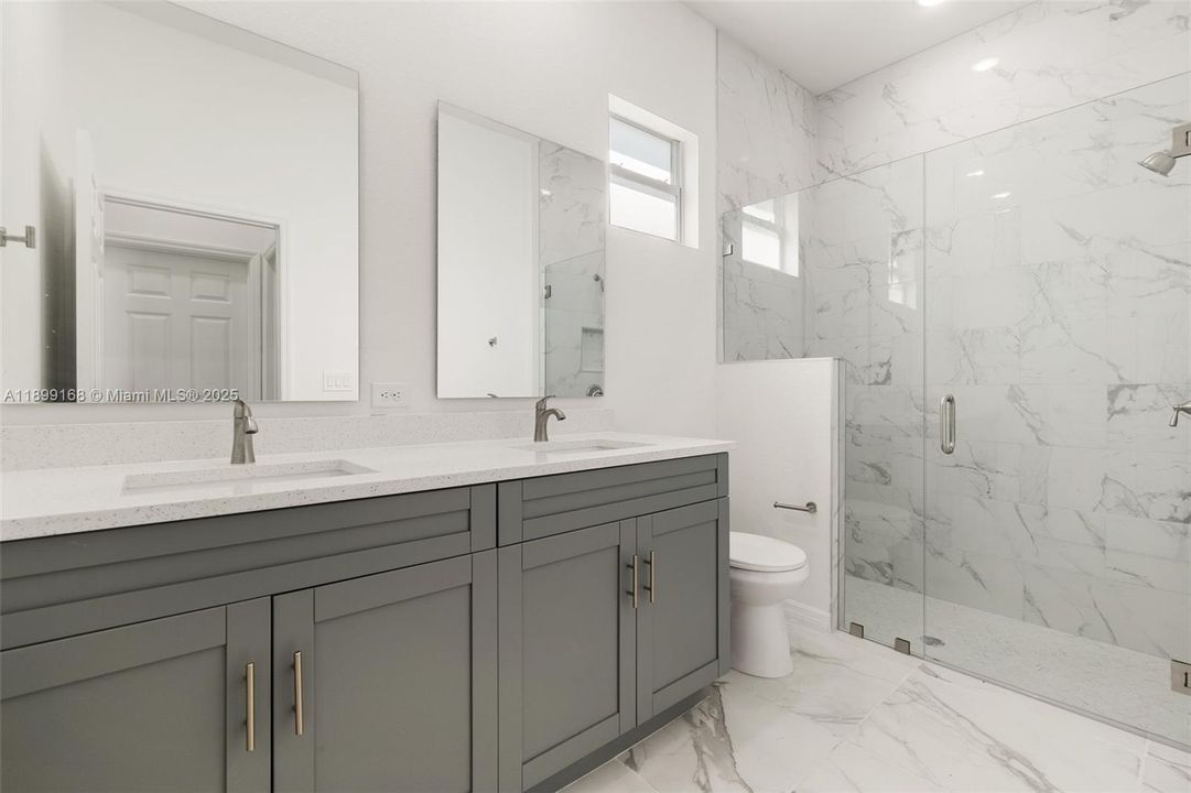 En Venta: $329,900 (4 camas, 2 baños, 1639 Pies cuadrados)