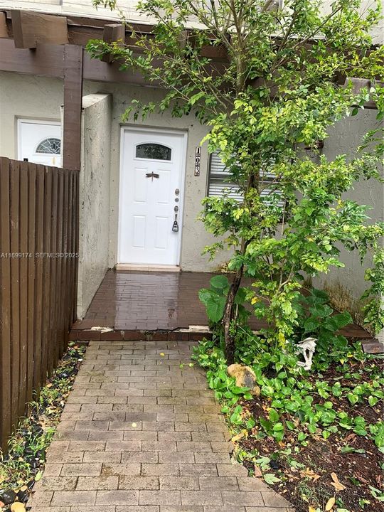 For Rent: $2,750 (3 beds, 2 baths, 1192 Square Feet)