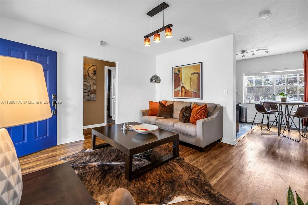 На продажу: $549,000 (3 спален, 2 ванн, 830 Квадратных фут)