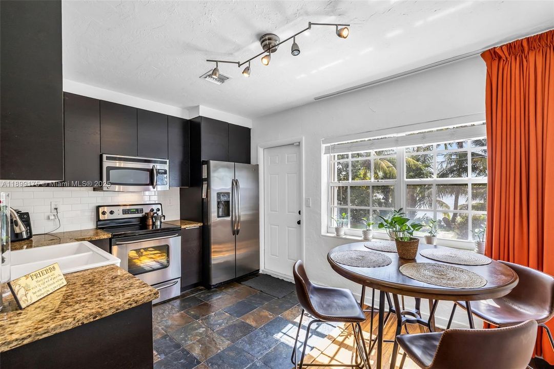 На продажу: $549,000 (3 спален, 2 ванн, 830 Квадратных фут)