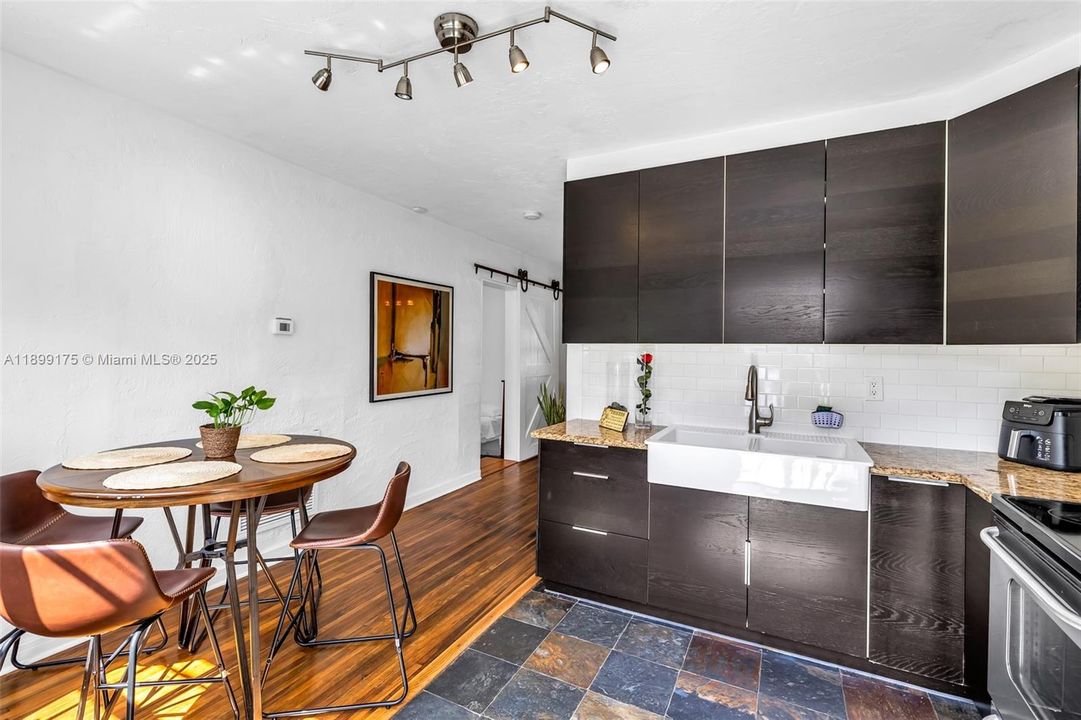 На продажу: $549,000 (3 спален, 2 ванн, 830 Квадратных фут)