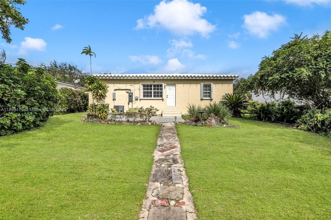 На продажу: $549,000 (3 спален, 2 ванн, 830 Квадратных фут)