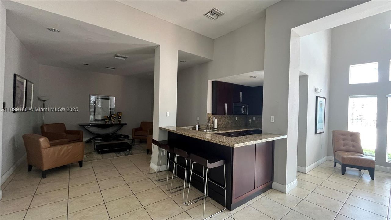 最近租的: $1,950 (1 贝兹, 1 浴室, 804 平方英尺)