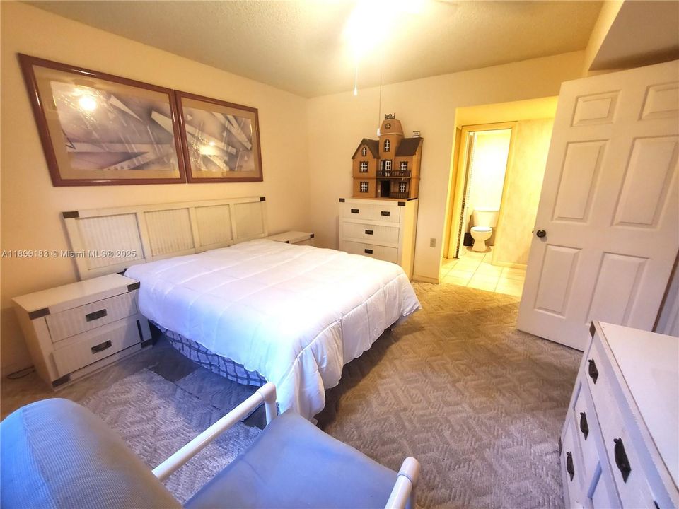 Active With Contract: $245,000 (2 beds, 2 baths, 1385 Square Feet)