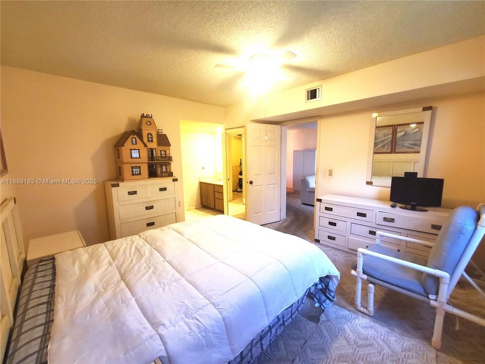 Active With Contract: $245,000 (2 beds, 2 baths, 1385 Square Feet)