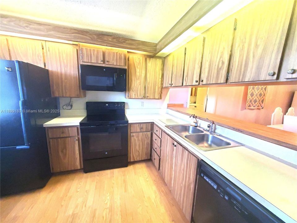 Active With Contract: $245,000 (2 beds, 2 baths, 1385 Square Feet)