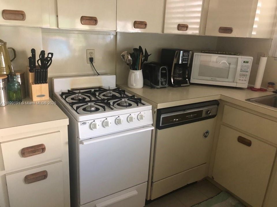 Recently Rented: $1,999 (1 beds, 1 baths, 390 Square Feet)