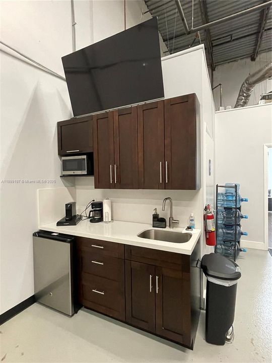 very convenient Kitchenette