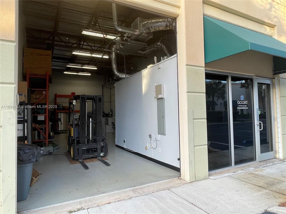 Spacious 1534 SF Warehouse - Office Combination