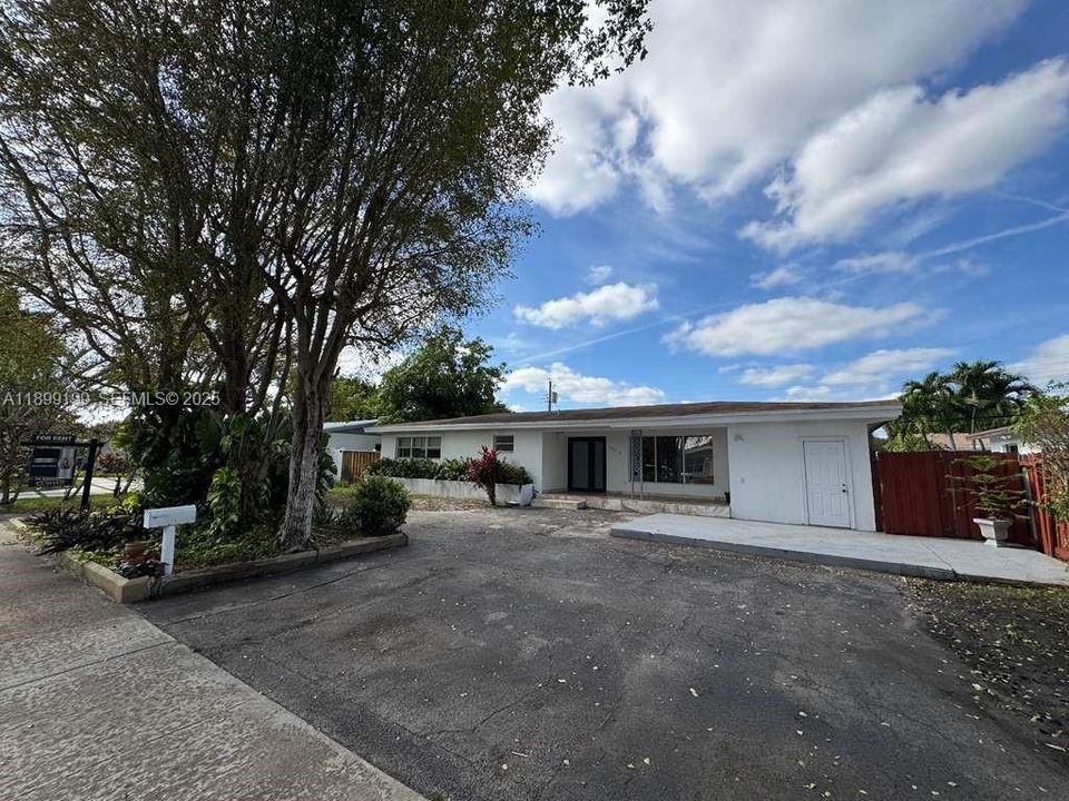 For Rent: $4,800 (4 beds, 2 baths, 1830 Square Feet)