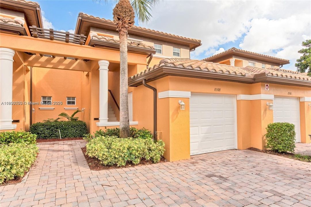 Под контрактом: $3,599 (3 спален, 2 ванн, 1524 Квадратных фут)