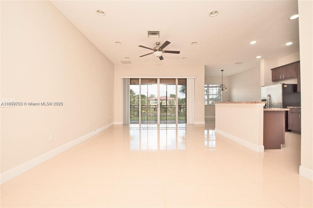 Под контрактом: $3,599 (3 спален, 2 ванн, 1524 Квадратных фут)