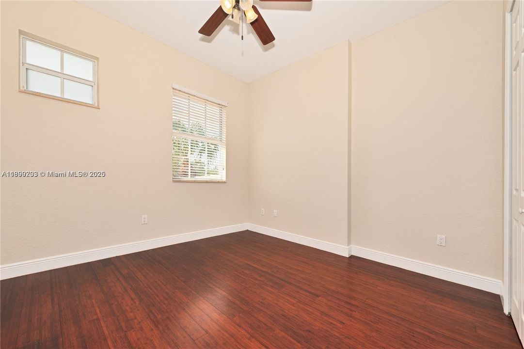 Под контрактом: $3,599 (3 спален, 2 ванн, 1524 Квадратных фут)