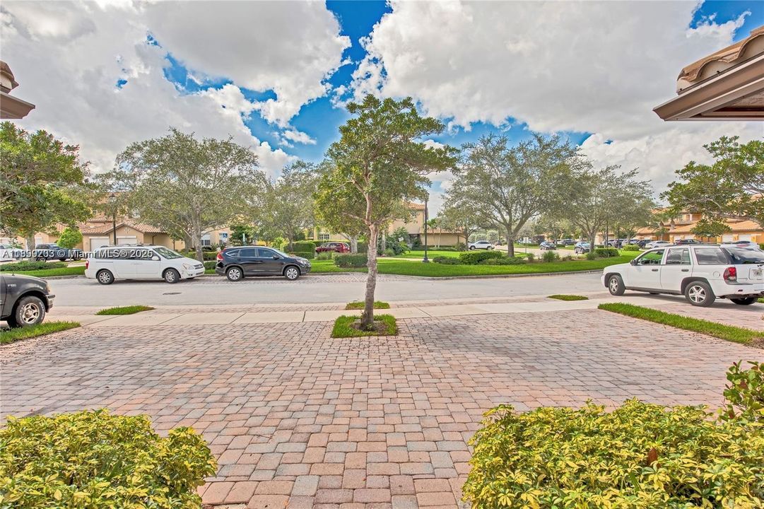 Под контрактом: $3,599 (3 спален, 2 ванн, 1524 Квадратных фут)