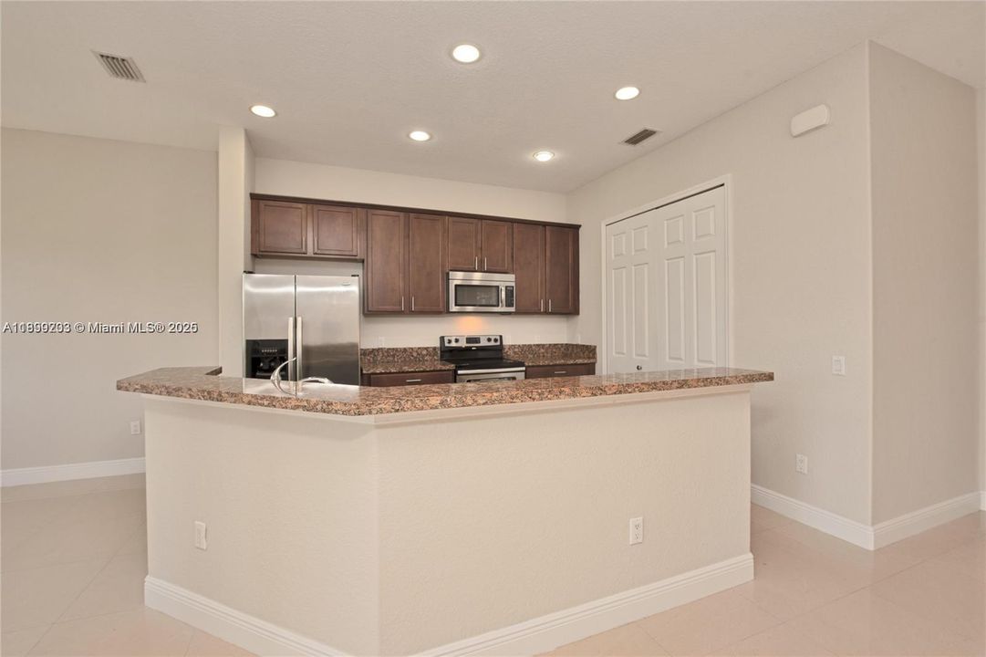 Под контрактом: $3,599 (3 спален, 2 ванн, 1524 Квадратных фут)