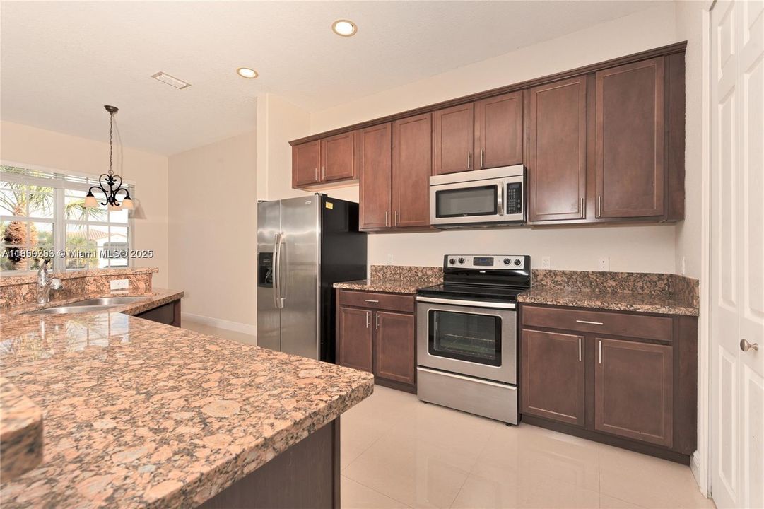 Под контрактом: $3,599 (3 спален, 2 ванн, 1524 Квадратных фут)