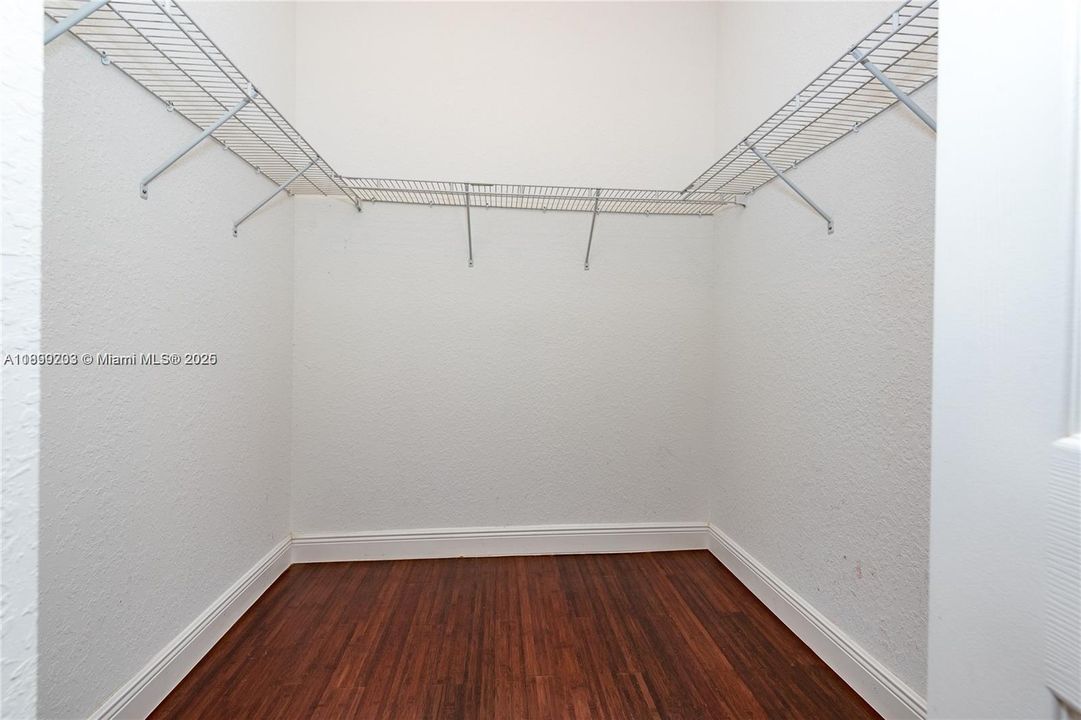 Под контрактом: $3,599 (3 спален, 2 ванн, 1524 Квадратных фут)