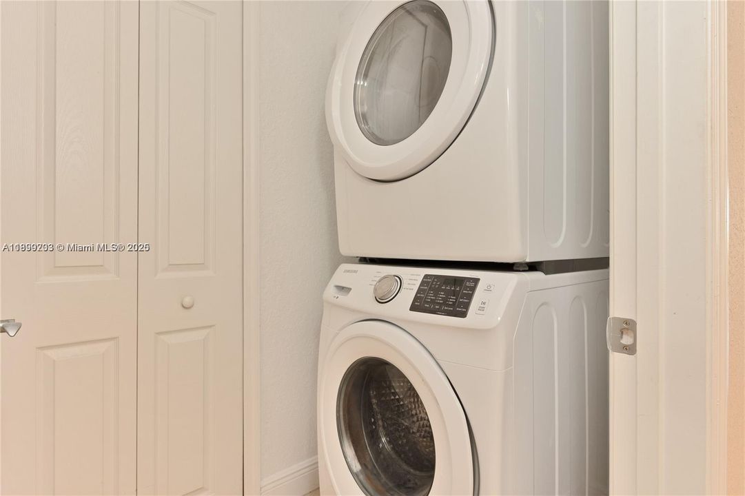 Под контрактом: $3,599 (3 спален, 2 ванн, 1524 Квадратных фут)