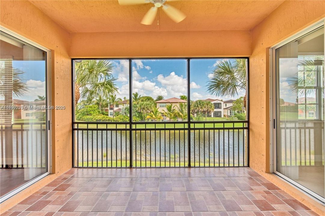 Под контрактом: $3,599 (3 спален, 2 ванн, 1524 Квадратных фут)