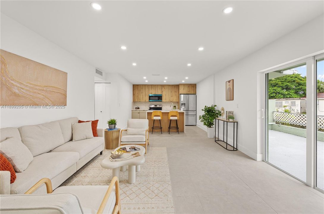 合同活跃: $485,000 (2 贝兹, 1 浴室, 824 平方英尺)