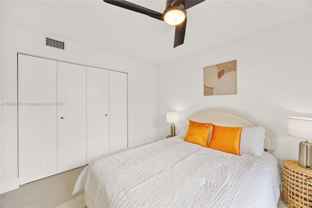 合同活跃: $485,000 (2 贝兹, 1 浴室, 824 平方英尺)