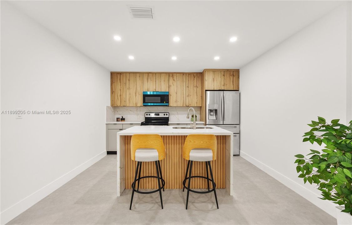 合同活跃: $485,000 (2 贝兹, 1 浴室, 824 平方英尺)