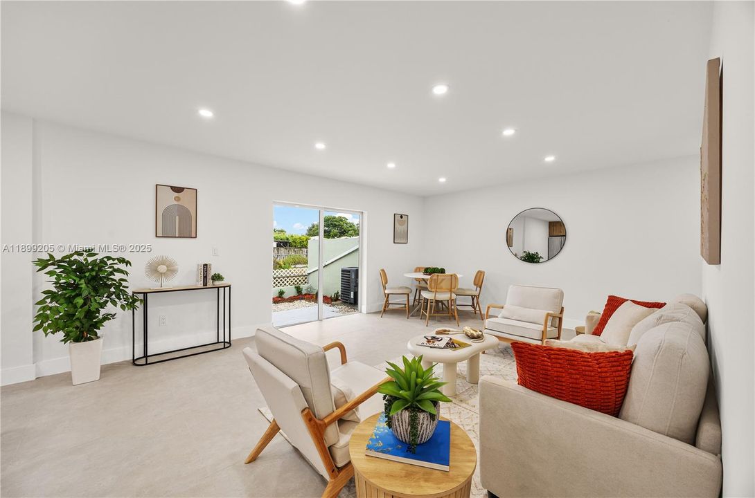 合同活跃: $485,000 (2 贝兹, 1 浴室, 824 平方英尺)